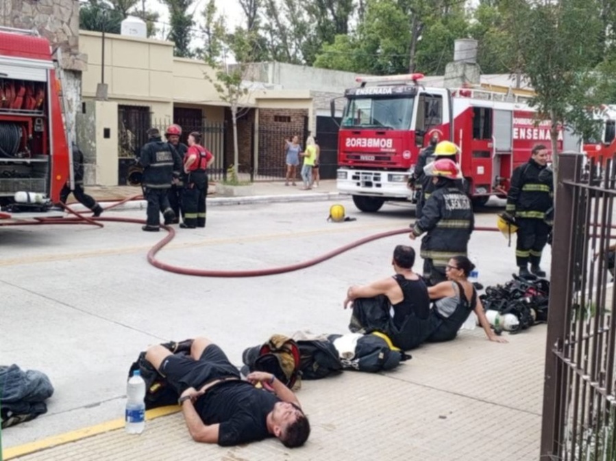 Un hombre murió en un incendio en Ensenada y una fuerte conmoción: ”el fuego arrasó con todo”