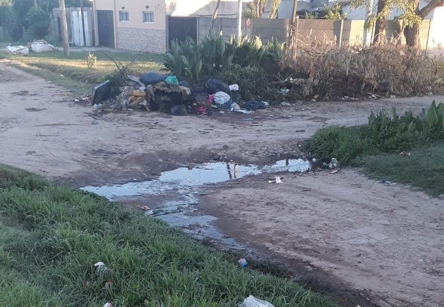 ”Es un chiquero”, vecinos de 141 y 74 denuncian el abandono de la calle