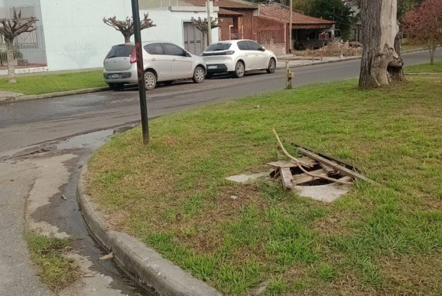 En 9 y 75 alertaron por un pozo tapado de forma precaria y temen por un accidente