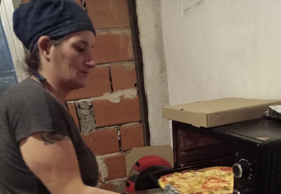 Tiene 8 hijos, trabajaba 14 horas por día en La Plata, se cansó y ahora vive inspirada en el Indio Solari: ”La paga era poca”