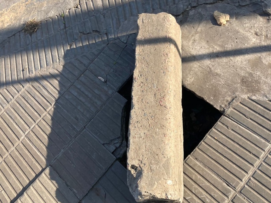 Vecinos de El Mondongo piden que arreglen un ”hueco” en el medio de la vereda