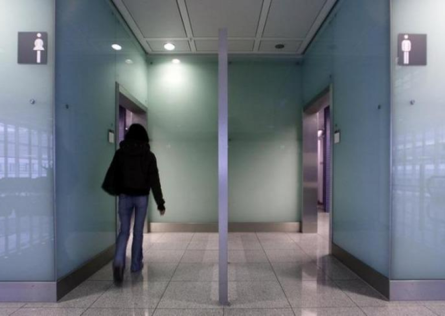 Quieren baños exclusivos para niños y niñas en los comercios de La Plata para respetar su intimidad con puertas divisorias