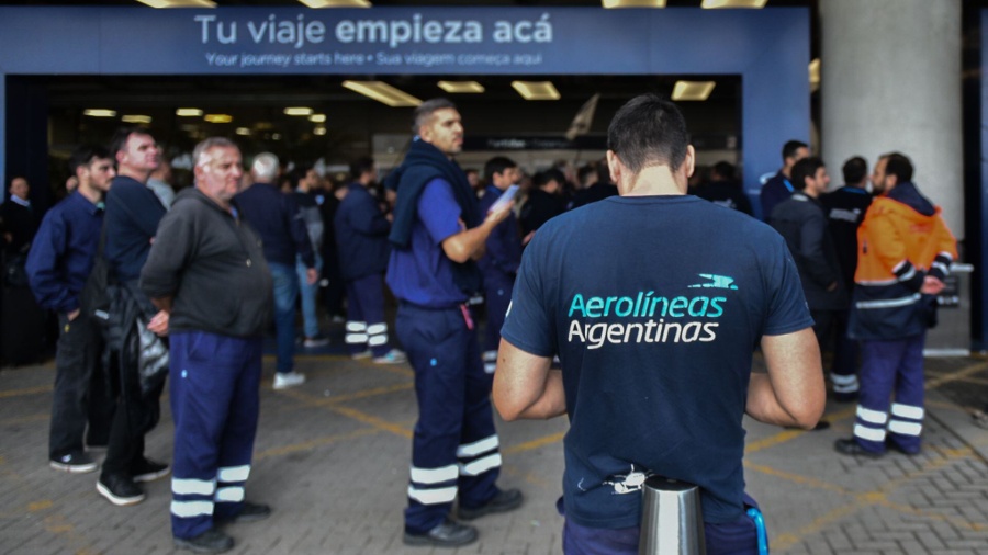 Los aeronáuticos están en alerta por los salarios y pidieron al Gobierno reactivar la paritaria