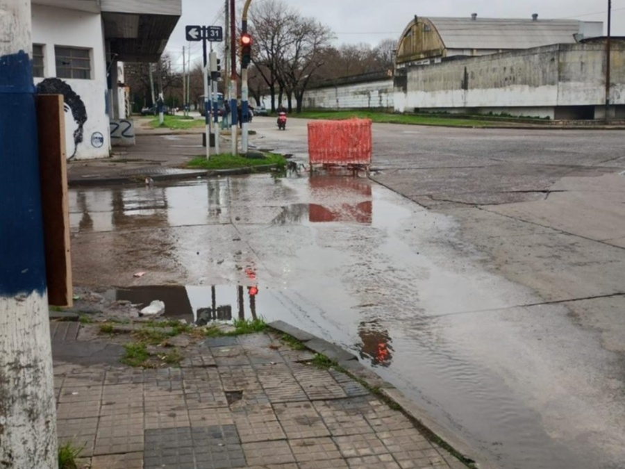 En 76 y 31 la calle se llenó de ”residuos cloacales” y los vecinos estallaron: ”Lo llevamos todo a nuestras casas, un asco”