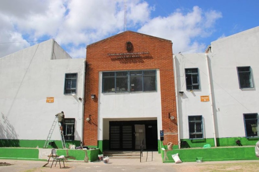 ”Hay gusanos y goteras”: alumnos de una escuela de Ensenada reclaman por el estado de la institución