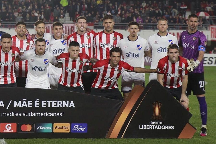 El drama que vive un ex futbolista de Estudiantes en el exterior: ”No podemos salir”