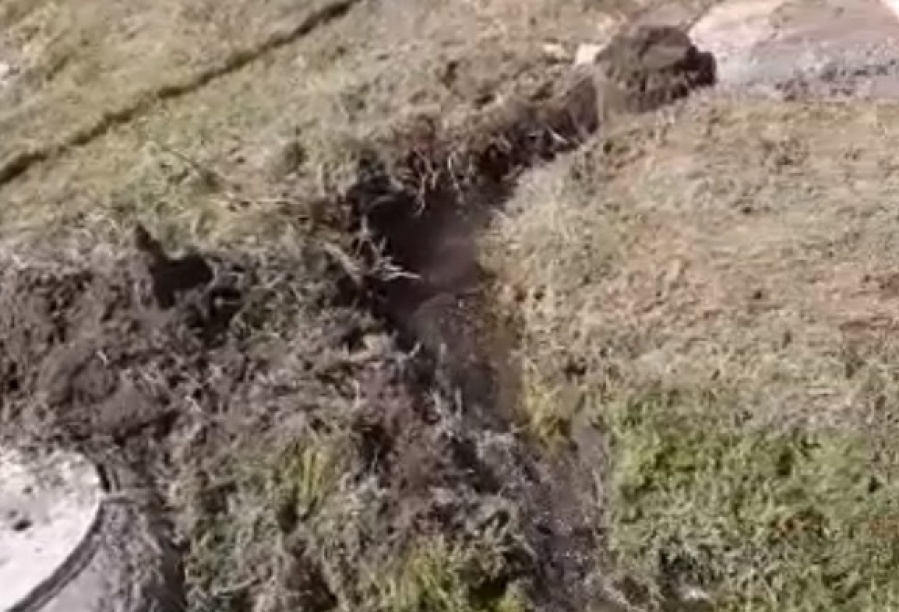 En Los Hornos reclaman por una cañería rota que ”pierde litros de agua por día”