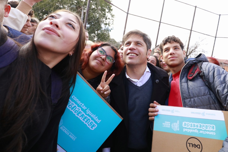 Kicillof entregó 278 computadoras a estudiantes y aseguró que ”es producto de un Gobierno que pone atención a su juventud”