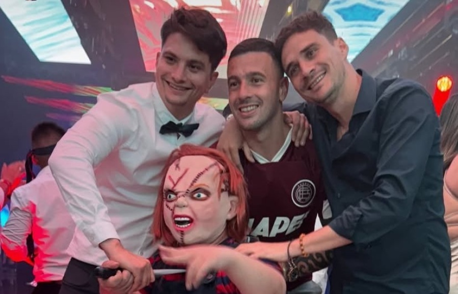 Un ex jugador de Gimnasia se casó en La Plata con un show de enanos que fue furor