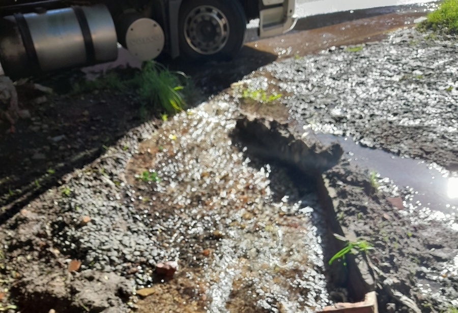 En 122 y 41 se quejaron por un ”hermoso río” que lleva tres meses