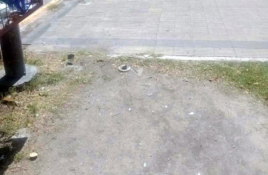 Se quejaron de unos fierros que salen del suelo frente a un colegio de La Plata: ”Varias personas se tropezaron”