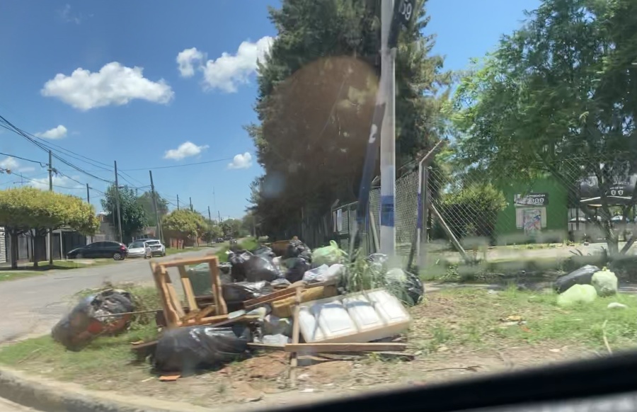 Vecinos de Olmos reclaman por veredas llenas de basura y bolsas sin juntar