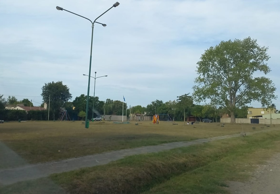 En un sector de City Bell se quejaron por una calle de tierra y la falta de luminarias en la plaza