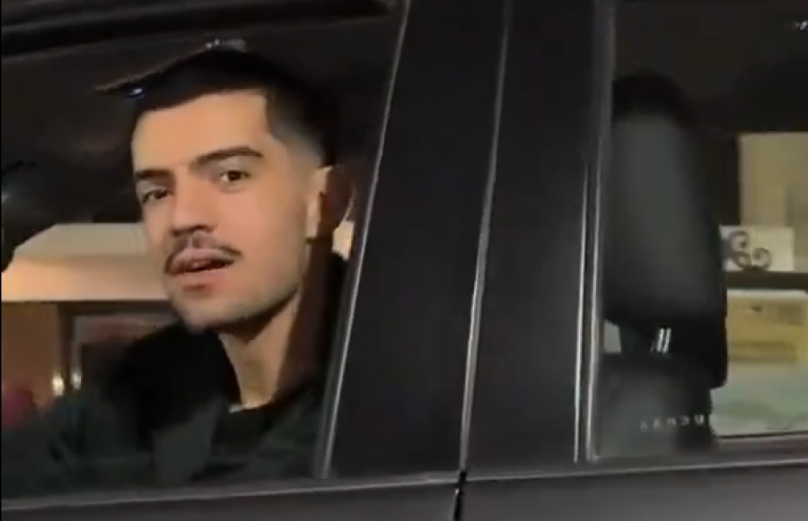 Una joven encaró a un chico fachero, él bajó la ventanilla y su respuesta desató la polémica en las redes: ”Así cualquiera”