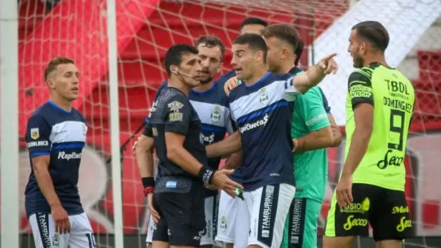 Con la guardia alta: ¿Cuál es el alarmante dato arbitral que favorece al rival del Lobo de esta tarde?