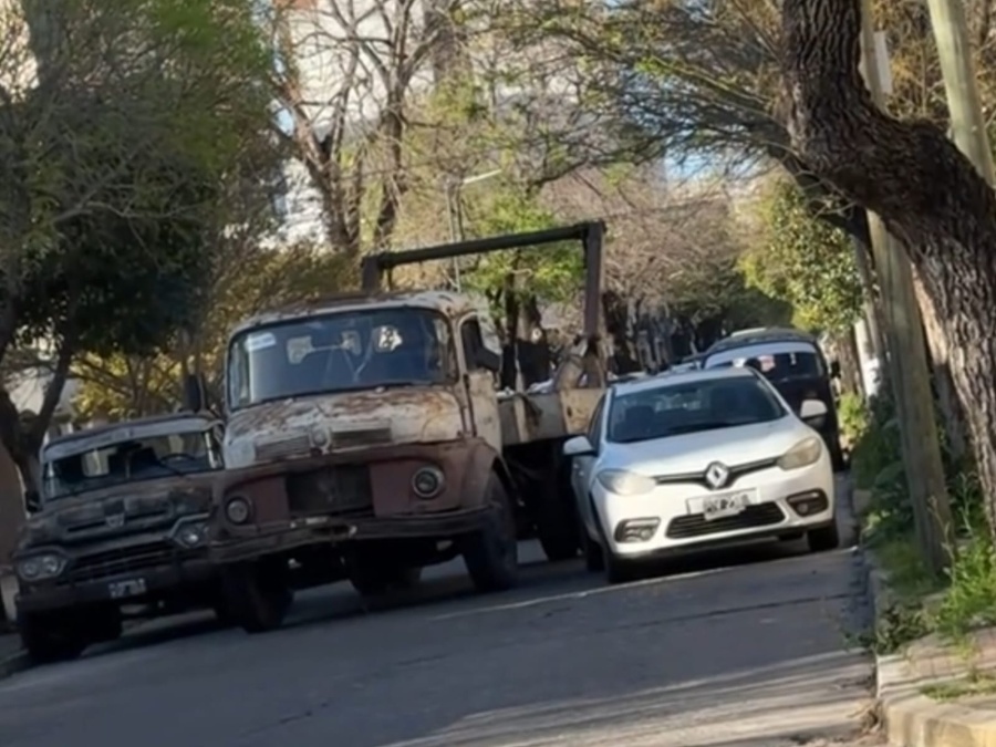 Un auto mal estacionado obligó a otros a pasar por la vereda: “nunca te aburrís en La Plata”