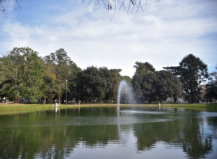 Con 50 agentes, se profundizó el saneamiento del lago del Parque Saavedra y habilitaron los baños públicos