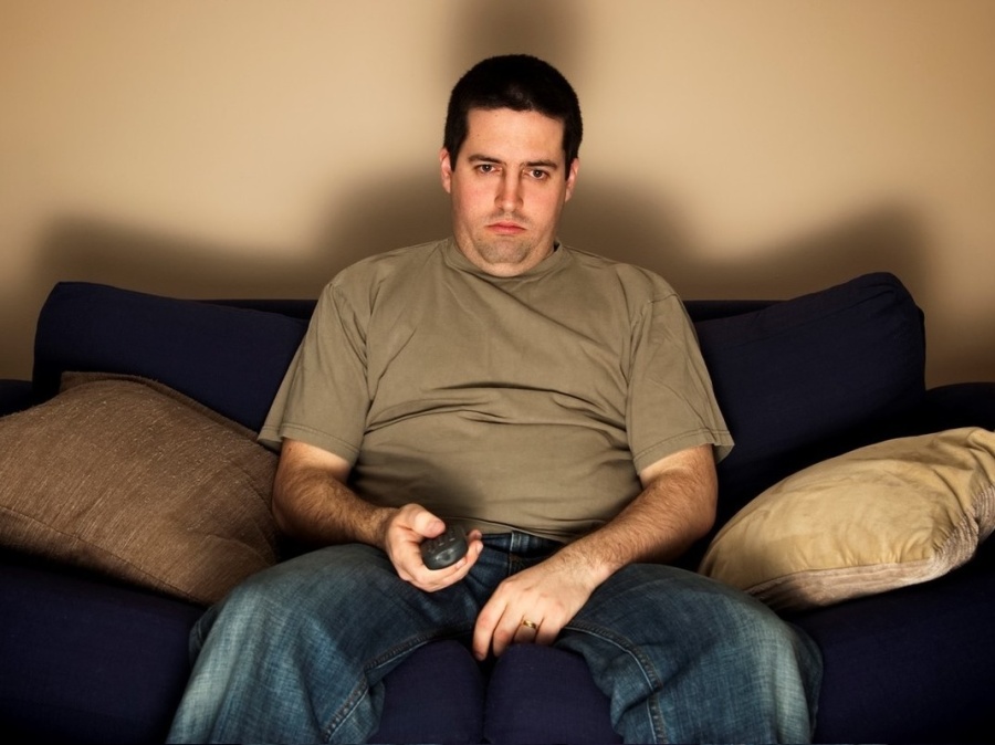 Revelaron que estar sentado más de 10 horas diarias eleva el riesgo de demencia