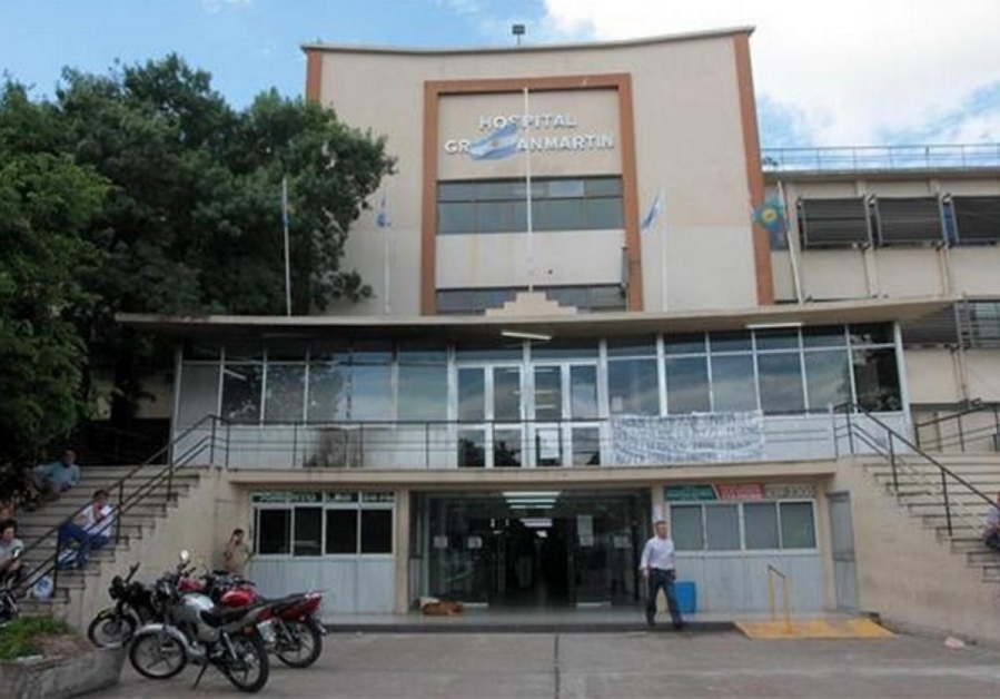Delincuentes acataron autos estacionados a las afueras del hospital San Martín