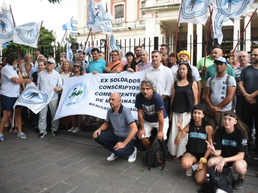 ”El decreto habilita la extranjerización de las tierras”: desde el CECIM La Plata reclaman contra el DNU del Gobierno