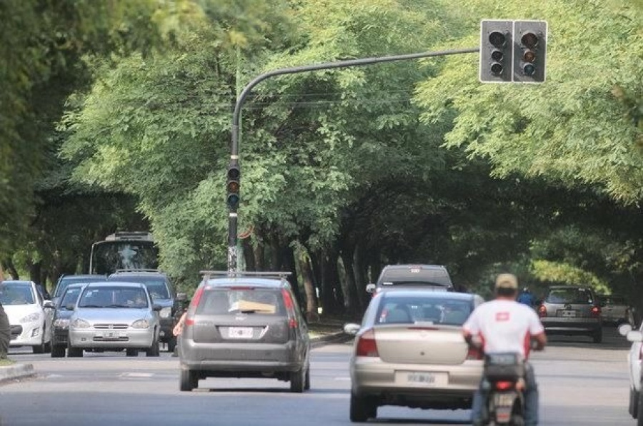 Piden soluciones para frenar la ”pista de carreras”: vecinos de Camino Parque Centenario y 54 reclaman por semáforos