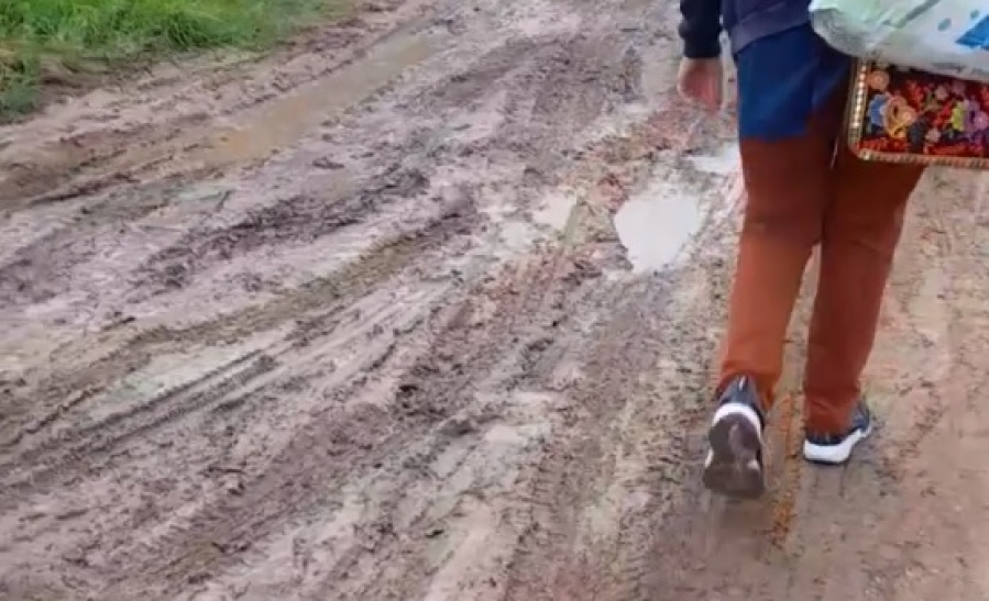 ”Caen dos gotas de agua y es intransitable”: en Melchor Romero exigen mejoras en las calles de tierra
