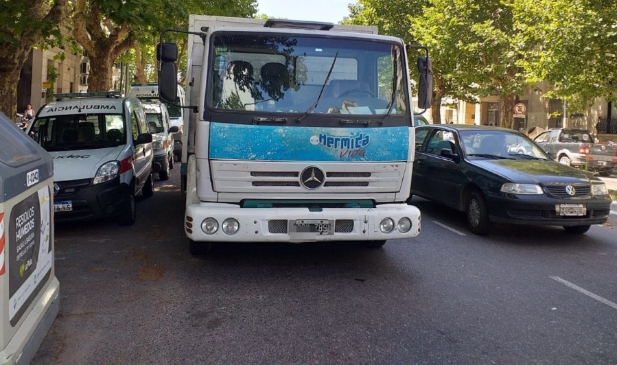 Autos en doble fila y la imposibilidad de circular: la odisea con la que conviven los vecinos de 14 y 49