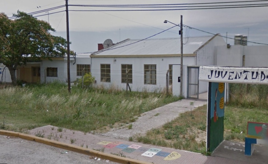 Robaron un colegio de Los Hornos y se llevaron hasta las cañerías