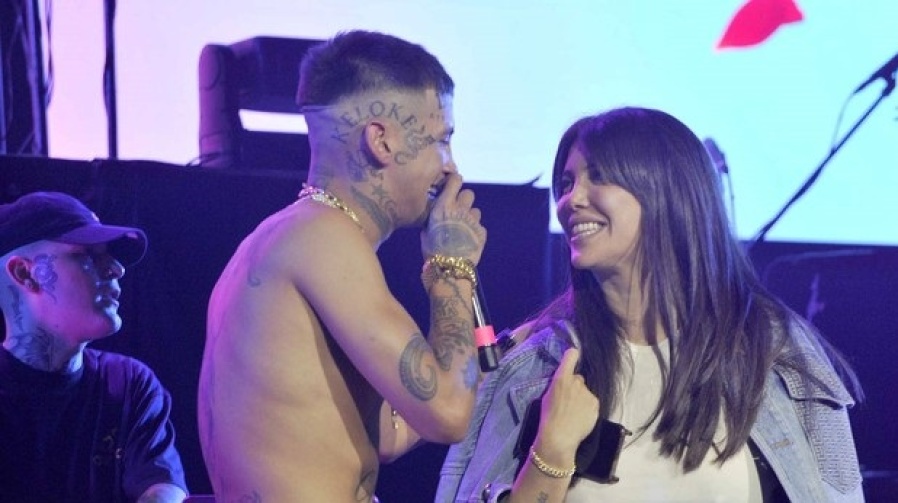 L-Gante subió a Wanda Nara al escenario y se dieron un romántico beso durante su show en el Gran Rex
