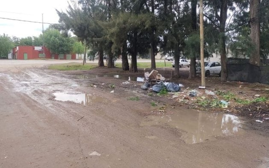 En Ángel Etcheverry piden que pavimenten una calle porque es un ”peligro cuando llueve”