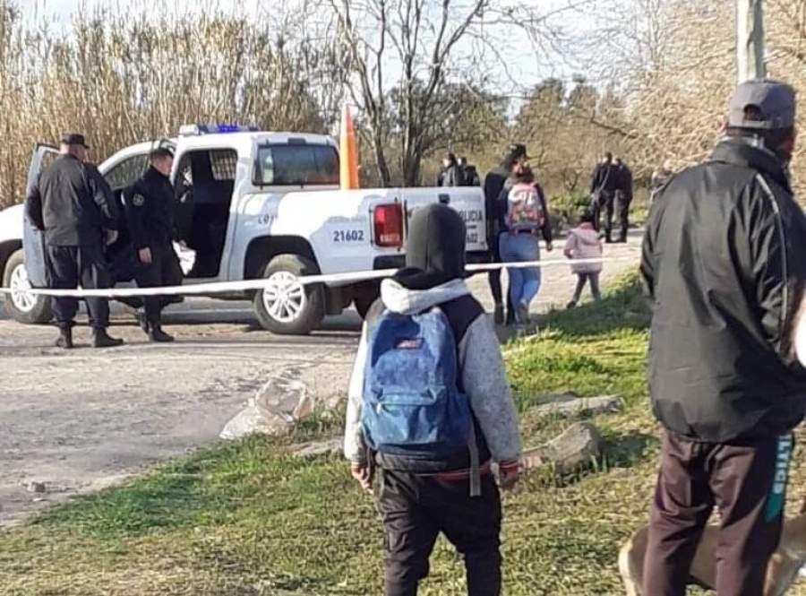 Un grupo de nenes hallaron un cadáver sin piernas ni brazos