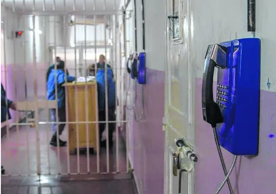 Celulares a presos en cárceles bonaerenses: diputado de La Plata propuso telefonía fija, limitar internet y poner inhibidores