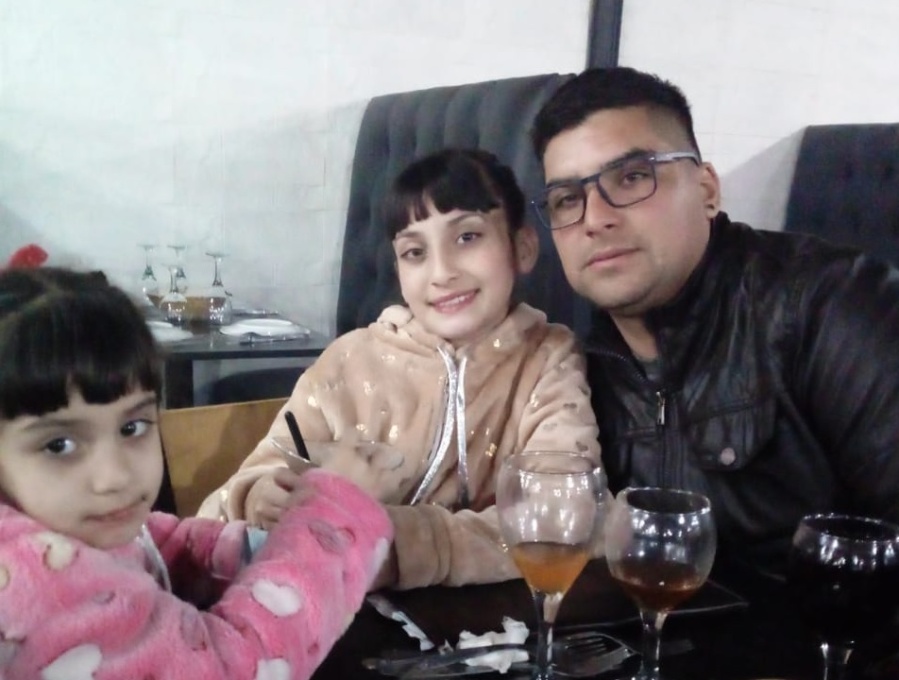 Fue mozo y cajero en La Plata, casi no ve a sus hijas y el 31 de diciembre estará en la calle por amor: ”Confío en Dios”