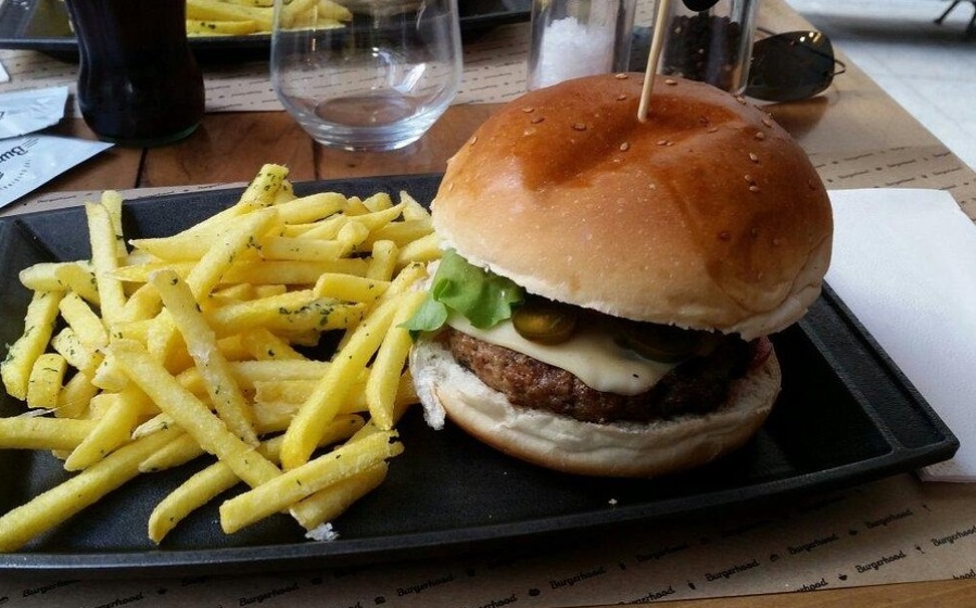 Le cobró de más a un cliente que le dijo ”burga” a la hamburguesa y fue ovacionado en las redes sociales: ”Héroes sin capa”