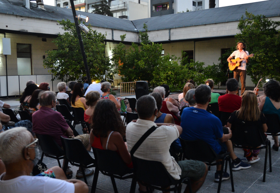 ”Cuentos bajo la luz de la luna” celebra sus 15 años con nuevas funciones en Plaza Malvinas