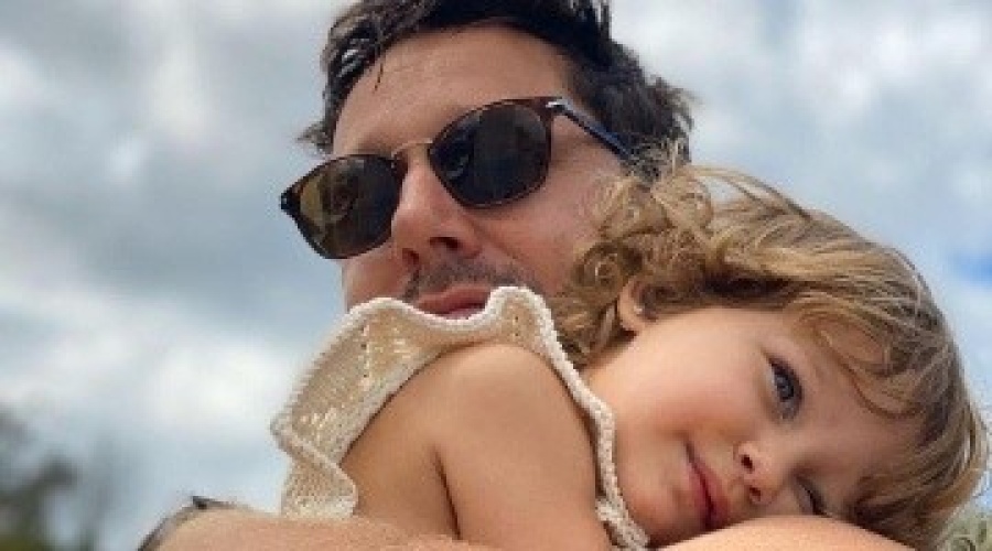 ”Mi flor preferida, primavera de mi vida”, el tierno saludo de Benjamín Vicuña a Magnolia