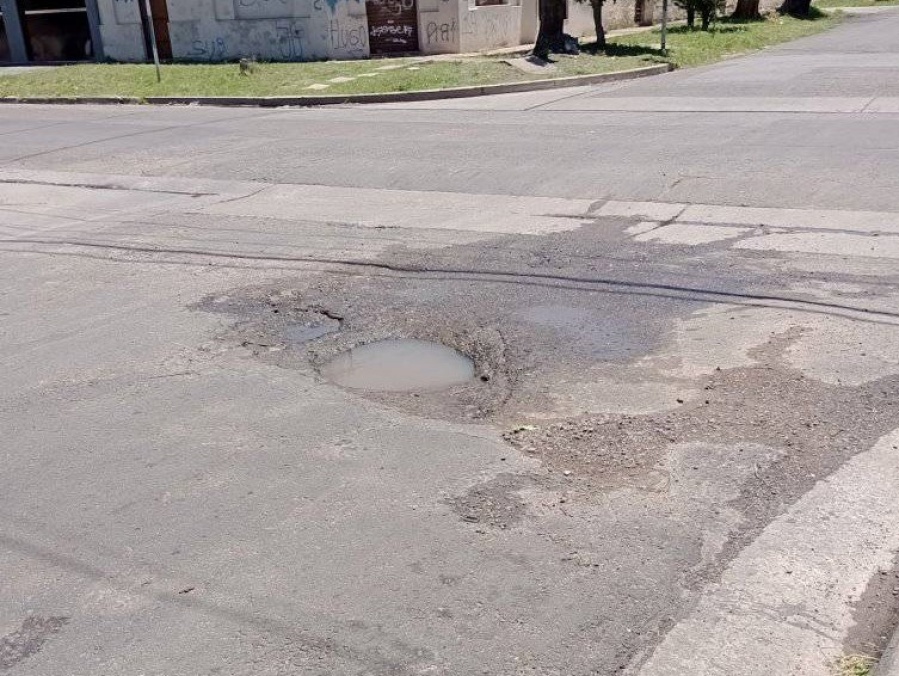 Piden que reparen un bache en 15 y 73