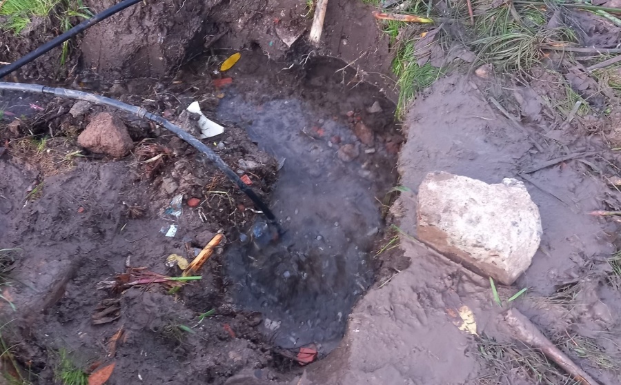 Vecinos de Los Hornos piden que arreglen un caño maestro que se rompió en la calle 57 y 153