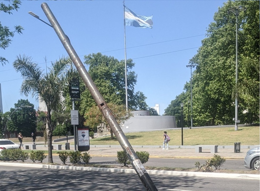 Vecinos reclaman por el estado de la Plaza Belgrano: ”Hay un poste caído, recién un micro se lo llevó puesto”