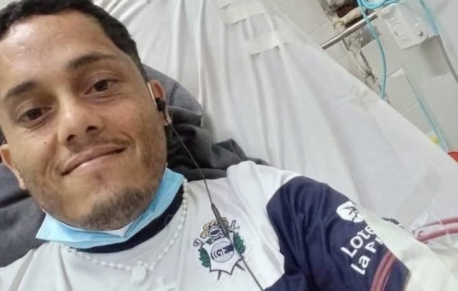 Un festejo en 7 y 50 por la Selección lo dejó en el Hospital y a 3 años necesita la ayuda de los platenses: “Mirá dónde vivo”