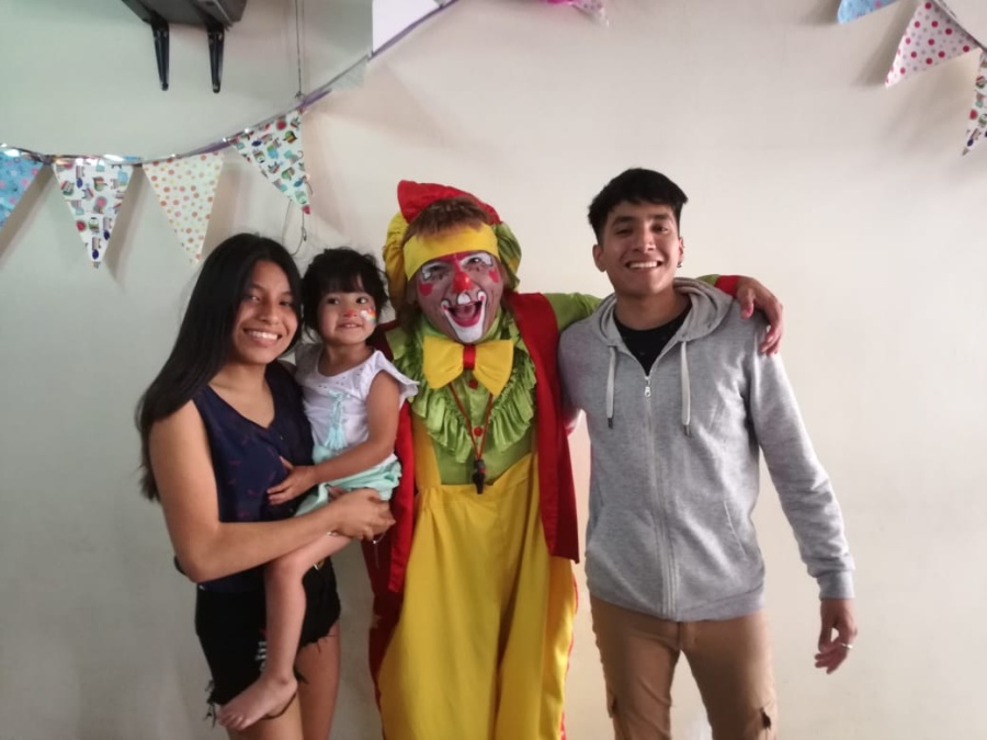 Llegó de Perú, fue canillita y obrero, y ahora es el payaso más querido de La Plata: “Vine con la nariz roja en el bolso”