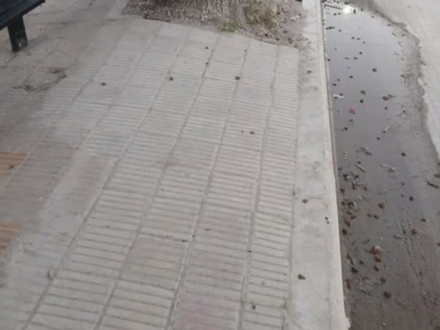 En 60 y 137 reclaman por una pérdida de agua