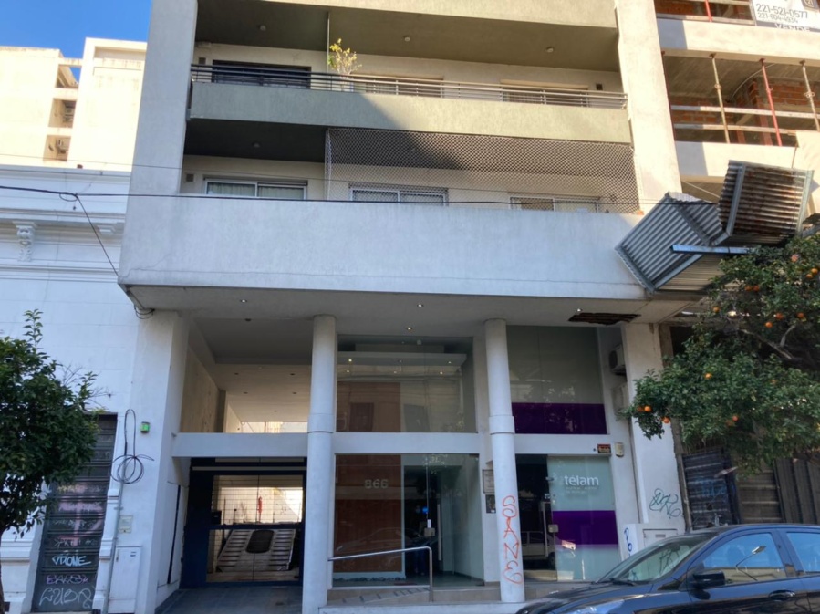 Un joven cayó de un noveno piso en el centro platense y pelea por su vida