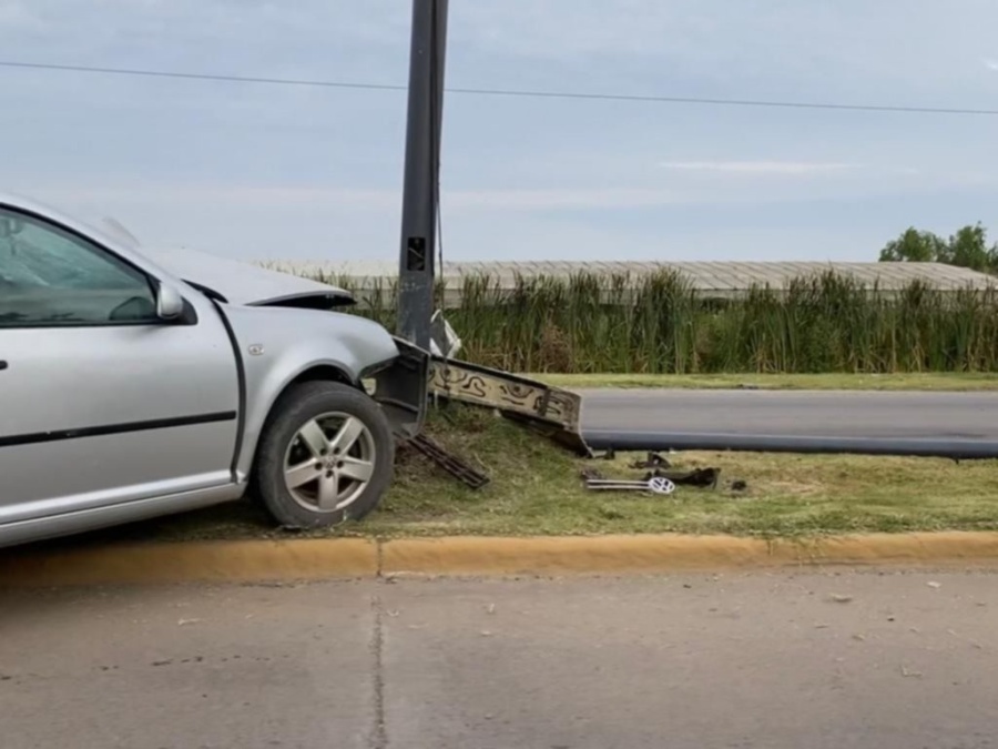 El año empezó con accidentes viales en La Plata: un auto se incrustó en un poste