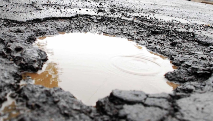 En Villa Elvira reclaman por un bache que desprende agua ”hace tres meses”