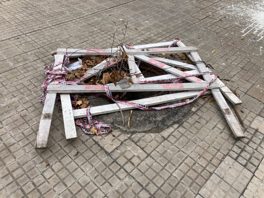 ”Lo taparon así nomás”: Vecinos del centro platense reclaman por un pozo en el medio de una vereda