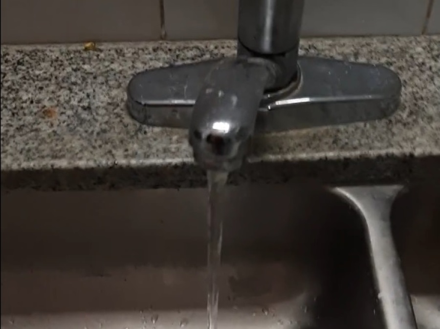 En 65 y 138 se quejaron por la baja presión de agua: ”Pagamos la boleta pero no hay soluciones”