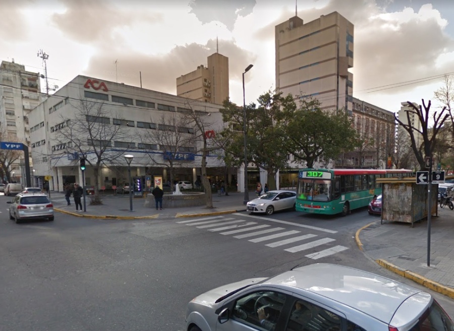 En 9 y 51 reclaman por un caño roto que inunda la calle