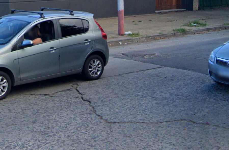 ”Que lo arreglen bien”: una vecina se enojó por el estado de la esquina de 14 y 70
