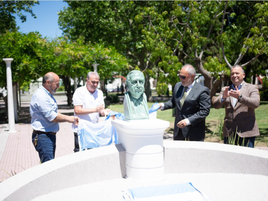 Con el voto radical en pugna, Mario Secco encabezó un homenaje a Raúl Alfonsín: ”Sus ideales siguen vigentes”